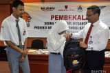 Kepala Cabang PT Taspen Serang Iwan Djunaedi (kanan) menyerahkan tas kepada perwakilan siswa saat pembekalan Siswa Mengenal Nusantara di Serang, Banten, Senin (13/8). ANTARA FOTO/Asep Fathulrahman/18 