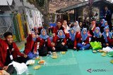 Sejumlah peserta program Siswa Mengenal Nusantara (SMN) berbaur dengan warga lokal saat penerimaan dan pembagian tempat menginap pada ibu angkat di Kampung Cijawa, Serang, Banten, Selasa (14/8).