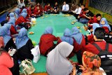 Sejumlah peserta program Siswa Mengenal Nusantara (SMN) menyimak arahan dari salah satu orang tua angkat saat penerimaan dan pembagian tempat menginap pada orang tua angkat di Kampung Cijawa, Serang, Banten, Selasa (14/8). 