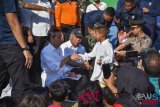 Presiden Joko Widodo (kiri) bersalaman dengan anak korban gempa di Posko Pengungsian Dusun Karang Subagan, Desa Pemenang Barat, Pemenang, Lombok Utara, NTB, Selasa (14/8/2018). Pemerintah akan memberikan bantuan perbaikan rumah rusak ringan sebesar Rp25 juta dan Rp50 juta untuk rumah rusak berat. ANTARA FOTO/Ahmad Subaidi/wdy/2018.