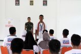 Sejumlah peserta Siswa Mengenal Nusantara (SMN) 2018 mengikuti sesi Bela Negara di Markas Kompi Kavaleri Macam Dahan Sakti di Sungai Raya, Kabupaten Kubu Raya, Kalbar, Selasa (14/8). Selama dua hari, Kodam XII/Tanjungpura akan memberikan materi berupa wawasan kebangsaan, pengenalan satuan TNI dan Peraturan Baris Berbaris (PBB) kepada 23 peserta SMN 2018 asal Jawa Tengah. ANTARA FOTO/HS Putra/jhw/18