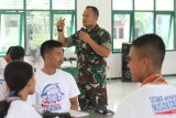 Pabandya Wanwil Sterdam XII/Tanjungpura, Mayor Inf Dwi Tantono (kiri) memberikan materi Bela Negara kepada sejumlah peserta Siswa Mengenal Nusantara (SMN) 2018 di Markas Kompi Kavaleri Macam Dahan Sakti di Sungai Raya, Kabupaten Kubu Raya, Kalbar, Selasa (14/8). Selama dua hari, Kodam XII/Tanjungpura akan memberikan materi berupa wawasan kebangsaan, pengenalan satuan TNI dan Peraturan Baris Berbaris (PBB) kepada 23 peserta SMN 2018 asal Jawa Tengah. ANTARA FOTO/HS Putra/jhw/18
