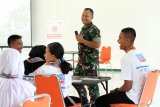 Pabandya Wanwil Sterdam XII/Tanjungpura, Mayor Inf Dwi Tantono (kiri) memberikan materi Bela Negara kepada sejumlah peserta Siswa Mengenal Nusantara (SMN) 2018 di Markas Kompi Kavaleri Macam Dahan Sakti di Sungai Raya, Kabupaten Kubu Raya, Kalbar, Selasa (14/8). Selama dua hari, Kodam XII/Tanjungpura akan memberikan materi berupa wawasan kebangsaan, pengenalan satuan TNI dan Peraturan Baris Berbaris (PBB) kepada 23 peserta SMN 2018 asal Jawa Tengah. ANTARA FOTO/HS Putra/jhw/18
