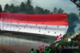 Bendera raksasa dikibarkan di Jembatan Ratapan Ibu (video)