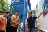 Dirut PT Krakatau Steel Tbk Mas Wigrantoro Roes Setiyadi (kiri)  kiri), didampingi Wagub Banten Andika Hazrumi mendapat penjelasan petugas saat acara peresmian Bendung Cipasauran di Serang, Banten, Rabu (29/8). Bendung Cipasauran dibangun atas kerjasama tiga BUMN yang bersinergi yaitu PT Krakatau Steel Tbk, PT Adhi Karya, dan PT Yodya Karya untuk meningkatkan suplai air baku yang dikelola PT KTI sebesar 40 persen dari 1.800 liter/detik menjadi 2.400 liter/detik. ANTARA FOTO/Ho-Humas KS-Vicky/Af/18  