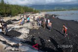 BERSIHKAN TUMPAHAN BATU BARA DI PANTAI