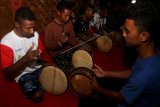 Sejumlah peserta Siswa Mengenal Nusantara (SMN) asal Papua belajar cara menabuh Rapai Geleng bersama anak-anak seni di Desa Nusa, Kecamatan Lhok Nga, Aceh Besar, Aceh, Selasa (14/8). Kegiatan SMN dalam rangkaian program 'BUMN Hadir Untuk Negeri' tersebut bertujuan untuk mengenal dan mempelajari seni dan budaya di Provinsi Aceh sekaligus untuk menanamkan rasa bangga sebagai bangsa yang memiliki keragaman kekayaan Nusantara. (ANTARA FOTO/Syifa Yulinnas/wsj/18)