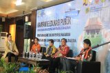 Wali Kota Banjarbaru H Nadjmi Adhani menjadi salah satu narasumber Talkshow Kampanye Edukasi Bidang Penataan Bangunan dan Lingkungan yang diselenggarakan oleh Direktorat Bina Penataan Bangunan Kementerian PUPR di Rumah Anno, Banjarmasin, Sabtu (11/8) tema “Profesionalisme dalam Penyelenggaraan Bangunan dan Lingkungan Yang Berkelanjutan” pembicara dari Direktorat Bina Penataan Bangunan Kementerian PUPR Rogydesa, Dinas PUPR Provinsi Kalsel dan Wali Kota Banjarmasin. Banjarbaru akan melakukan uji coba penggunaan Sistem Informasi Bangunan Gedung (SIMBG) Online yang akan terintegrasi dengan Online Single Submission (OSS) di Banjarbaru yang akan dilaksanakan minggu berikutnya melibatkan Dinas Perumahan dan Pemukiman, Dinas Pekerjaan Umum dan Tata Ruang serta Dinas Penanaman Modal dan Pelayanan Terpadu Satu Pintu Kota Banjarbaru.Foto Antaranews Kalsel/hms/f