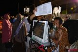 Pasien dievakuasi ke parkiran rumah sakit Kota Mataram pascagempa bumi berkekuatan 7 pada skala richter (SR) di Mataram, NTB, (5/8/2018). (ANTARA FOTO/Ahmad Subaidi)