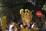 Model berparade saat kegiatan Festival Pelestarian Budaya Bangsa di Alun-alun Serang, Banten, Kamis (30/8). Parade kostum yang digelar dalam rangka HUT Kota Serang ke-11 dan Banten Cultural Festival dalam memeriahkan HUT RI ke-73 tersebut digelar guna mengapresiasi kreasi desainer yang memadukan desain modern dan tradisional untuk melestarikan budaya bangsa. ANTARA FOTO/Asep Fathulrahman/18