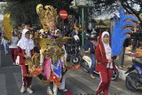 Model berparade saat kegiatan Festival Pelestarian Budaya Bangsa di Alun-alun Serang, Banten, Kamis (30/8). Parade kostum yang digelar dalam rangka HUT Kota Serang ke-11 dan Banten Cultural Festival dalam memeriahkan HUT RI ke-73 tersebut digelar guna mengapresiasi kreasi desainer yang memadukan desain modern dan tradisional untuk melestarikan budaya bangsa. ANTARA FOTO/Asep Fathulrahman/18