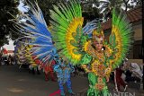 Model berparade saat kegiatan Festival Pelestarian Budaya Bangsa di Alun-alun Serang, Banten, Kamis (30/8). Parade kostum yang digelar dalam rangka HUT Kota Serang ke-11 dan Banten Cultural Festival dalam memeriahkan HUT RI ke-73 tersebut digelar guna mengapresiasi kreasi desainer yang memadukan desain modern dan tradisional untuk melestarikan budaya bangsa. ANTARA FOTO/Asep Fathulrahman/18