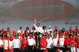 Presiden Joko Widodo memberikan sambutan dalam acara Harmoni Indonesia di Plaza Timur GBK, Jakarta, Minggu (5/8). Selain untuk mendukung perhelatan Asian Games 2018, kegiatan tersebut juga dalam rangka menyambut HUT ke-73 RI. ANTARA FOTO/Rivan Awal Lingga/wdy/2018