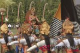 Seniman menampilkan tari kolosal saat upacara peringatan HUT ke-60 Provinsi Bali di Lapangan Puputan Margarana, Denpasar, Bali, Selasa (14/8/2018). Peringatan hari jadi Provinsi Bali ke-60 diisi dengan berbagai kegiatan seperti, penyerahan penghargaan bagi tokoh masyarakat, pelajar dan Aparatur Sipil Negara berprestasi dan pagelaran tari kolosal. ANTARA FOTO/Fikri Yusuf/wdy/2018.