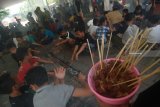 Santri Ponpes Tebuireng membakar sate berjamaah di Jombang, Jawa Timur, Rabu (22/8). Tradisi bakar sate secara berjamaah ini sudah menjadi kegiatan rutin ketika Hari Raya Idul Adha. Antara Jatim/Syaiful Arif/zk/18