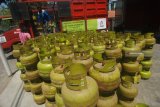 Pengecer membeli tabung gas elpiji 3 Kg saat operasi pasar di Jombang, Jawa Timur, Sabtu (25/8). Untuk mengatasi kelangkaan elpiji 3 Kg di Kabupaten Jombang, Pertamina melalui agen-agen menggelar operasi pasar dengan harga Rp 16 ribu per tabung. Antara Jatim/Syaiful Arif/mas/18.