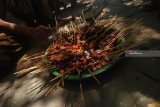 Santri Ponpes Tebuireng membakar sate berjamaah di Jombang, Jawa Timur, Rabu (22/8). Tradisi bakar sate secara berjamaah ini sudah menjadi kegiatan rutin ketika Hari Raya Idul Adha. Antara Jatim/Syaiful Arif/zk/18