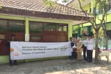 Penyerahan bantuan hewan kurban dari PT Bank Syariah Mandiri Area Office Surabaya Jemur Handayani kepada Madrasah Tsanawiyah (MTs) Negeri 1 Kota Surabaya yang diterima oleh Kepala Madrasah Wittono. Antara Jatim/Humas BSM/mas/18.