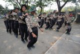 Sejumlah peserta Siswa Mengenal Nusantara (SMN) asal Sumatera Selatan mengikuti permainan (ice breaking) saat berkunjung ke Markas Komando Daerah Militer V/Brawijaya di Surabaya, Jawa Timur, Senin (13/8). Dalam kegiatan tersebut peserta mendapatkan materi wawasan kebangsaan yang diharapkan dapat menumbuhkan jiwa nasionalisme serta kedisiplinan para peserta SMN sebagai generasi muda yang menjadi bagian penting dari kekuatan pertahanan serta ketahanan NKRI. Antara Jatim/Moch asim/18.