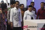 Pasangan Calon Presiden dan Wakil Presiden Joko Widodo (kedua kiri) dan Ma'ruf Amin (kedua kanan) tiba di gedung KPU untuk melakukan pendaftaran di Jakarta, Jumat (10/8/2018). Pasangan Joko Widodo-Ma'ruf Amin mendaftarkan diri sebagai calon presiden-wakil presiden periode 2019-2024. ANTARA FOTO/Hafidz Mubarak A/wdy/2018.