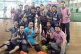 Tim Futsal ASN Pemerintah Kabupaten Hulu Sungai Tengah (HST) foto bersama usai melakoni partai final dengan ASN Banjarbaru yang berkesudahan 4-2 dalam laga Festival Olahraga Aparatur Sipil Negara (ASN) se-Kalsel Cabang Olaraga Futsal 2018 yang digelar oleh Pemprov Kalsel di lapangan Surya Futsal Banjarmasin, Jumat (10/8). Tidak hanya merengkuh trofi juara, tim futsal Pemkab HST juga meraih gelar Best Player dan Top Scorer.Foto: Antaranews Kalsel/hms/f.