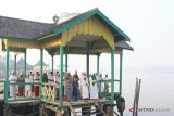 Umat Islam melaksanakan Salat Idul Adha di tepian Sungai Kapuas di Pontianak, Kalimantan Barat, Rabu (22/8). Umat Muslim di Pontianak melaksanakan salat Idul Adha dalam kondisi diselimuti kabut asap pekat yang berasal dari pembakaran hutan dan lahan. ANTARA FOTO/Jessica Helena Wuysang/18