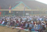 Umat Islam melaksanakan Salat Idul Adha di Masjid Jami di Pontianak, Kalimantan Barat, Rabu (22/8). Umat Muslim di Pontianak melaksanakan salat Idul Adha dalam kondisi diselimuti kabut asap pekat yang berasal dari pembakaran hutan dan lahan. ANTARA FOTO/Jessica Helena Wuysang/18