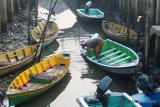 Umat Islam melaksanakan Salat Idul Adha di tepian Sungai Kapuas di Pontianak, Kalimantan Barat, Rabu (22/8). Umat Muslim di Pontianak melaksanakan salat Idul Adha dalam kondisi diselimuti kabut asap pekat yang berasal dari pembakaran hutan dan lahan. ANTARA FOTO/Jessica Helena Wuysang/18