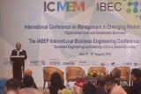 Dekan Sekolah Bisnis dan Manajemen Institut Teknologi Bandung Sudarso Kaderi Wiryono menyampaikan materi saat kegiatan International Conference on Management in Emerging Markets (ICMEM) dan International Business Engineering Conference (IBEC) 2018 di Legian, Badung, Bali, Kamis (9/8). Konferensi yang digelar Sekolah Bisnis dan Manajemen Institut Teknologi Bandung tersebut membahas gagasan, solusi dan inovasi bisnis serta menjadi wadah interaksi pebisnis, pemerintah dan akademisi dari berbagai negara pada era digital dan industri 4.0. ANTARA FOTO/Fikri Yusuf/wdy/2018