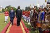 Presiden Joko Widodo (kiri) berjalan bersama Presiden Namibia Hage Gottfried Geingob (kanan) saat upacara penerimaan kunjungan kenegaraan di Istana Kepresidenan Bogor, Jawa Barat, Kamis (30/8/2018). Kunjungan kenegaraan itu diisi dengan pertemuan bilateral dan penandatanganan kerja sama serta penanaman pohon di halaman belakang istana. (ANTARA FOTO/Hafidz Mubarak A/wdy/2018) 