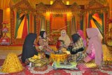 Dara Baro (pengantin wanita) mengikuti prosesi 'Peusijuk' sesuai adat perkawinan masyarakat Kabupaten Aceh Jaya dalam Lomba Adat Perkawinan pada Pekan Kebudayaan Aceh VII di Banda Aceh, Rabu (8/8). Lomba Adat Perkawinan yang diikuti sebanyak 23 kabupaten/kota di Aceh tersebut dalam rangka memeriahkan kegiatan Pekan Kebudayaan Aceh VII yang berlangsung 5 - 15 Agustus 2018. (ANTARA FOTO/Ampelsa/foc/18)
