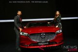 Model berfoto di samping Mobil All New Mazda6 Elite seusai peluncuran pada pameran otomotif Gaikindo Indonesia International Auto Show (GIIAS) ke- 26 di Indonesia Convention Exhibition (ICE) Serpong, Tangerang, Banten, Kamis (2/8/2018). Mobil yang tampil lebih premium dengan disain interior mewah hadir dengan dua varian All New Mazda6 Elite Sedan dan All New Mazda6 Elite Estate yang dijual dengan harga Rp. 649 juta dan Rp. 554 juta. (ANTARA /Muhammad Iqbal) 