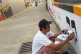 Ilustrator, Budi Kurniawan membuat mural Soekarno-Hatta di dinding tembok Gang Suka Jaya, Pontianak, Kalbar, Senin (13/8). Pembuatan mural tersebut untuk menyambut HUT ke-73 Kemerdekaan Republik Indonesia. ANTARA FOTO/Jessica Helena Wuysang/18