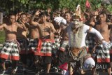 Sejumlah penari mengikuti Parade Nusantara rangkaian kegiatan Kuta Sea Sand Land 2018 di Kuta, Badung, Bali, Rabu (15/8). Parade yang melibatkan sekitar 1.000 orang seniman tersebut menampilkan berbagai atraksi seni dan budaya nusantara seperti Tari Kecak, Barong Ket, Legong Keraton, Reog Ponorogo, Barongsai dan peragaan pakaian daerah dari sejumlah provinsi. ANTARA FOTO/Fikri Yusuf/wdy/2018.