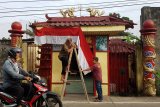 Dua warga Tionghoa memasang bendera merah putih di sebuah kelenteng di Komplek Waduk, Pontianak, Kalbar, Kamis (9/8). Pemasangan bendera tersebut untuk memeriahkan peringatan hari ulang tahun ke-73 kemerdekaan Republik Indonesia. ANTARA FOTO/Jessica Helena Wuysang/18