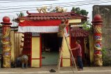 Dua warga Tionghoa memasang bendera merah putih di sebuah kelenteng di Komplek Waduk, Pontianak, Kalbar, Kamis (9/8). Pemasangan bendera tersebut untuk memeriahkan peringatan hari ulang tahun ke-73 kemerdekaan Republik Indonesia. ANTARA FOTO/Jessica Helena Wuysang/18