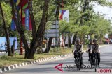 Anggota Polresta Palembang melakukan patroli keamanan memakai sepeda di komplek Jakabaring Sport City (JSC), Palembang, Sumatera Selatan, Rabu (15/8/2018). Sebanyak 1.600 personel keamanan dari TNI, Polri serta instansi lainnya dikerahkan untuk pengamanan Asian Games 2018. (ANTARA FOTO/Nova Wahyudi) 