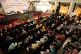 Motivator Spiritual Komarudin Chalil menyampaikan materi kepada peserta dalam pelatihan Pengembangan Kapasitas Usaha (PKU) untuk nasabah Permodalan Nasional Madani (PNM) di Surabaya, Jawa Timur, Sabtu (25/8). Kegiatan yang diikuti ratusan nasabah PNM baik dari UlaMM maupun Mekar tersebut bertujuan untuk memberikan motivasi dan menanamkan kepercayaan diri kepada pelaku UMKM agar usaha mereka menjadi lebih berkembang. Antara Jatim/Moch Asim/18.