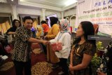 Peserta menerima hadiah usai mengikuti pelatihan Pengembangan Kapasitas Usaha (PKU) untuk nasabah Permodalan Nasional Madani (PNM) di Surabaya, Jawa Timur, Sabtu (25/8). Kegiatan yang diikuti ratusan nasabah PNM baik dari UlaMM maupun Mekar tersebut bertujuan untuk memberikan motivasi dan menanamkan kepercayaan diri kepada pelaku UMKM agar usaha mereka menjadi lebih berkembang. Antara Jatim/Moch Asim/18.