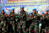 Anggota Satgas Kompi Zeni (Kizi) meneriakkan yel-yel saat upacara pemberangkatan di Markas Kodam XIII/Merdeka, Manado, Sulawesi Utara, Rabu (15/8/2018). Satgas Kizi TNI Kontingen Garuda (Konga) XXXVII-E Multidimensional Integrated Stabilization Mission in Central African Republic (MINUSCA CAR) TA 2018 akan bertugas sebagai pasukan pemelihara perdamaian PBB selama setahun di wilayah Republik Afrika Tengah. (ANTARA FOTO/Adwit B Pramono/2018) 