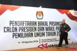 Ketua KPU Arief Budiman berjalan di dekat spanduk pendaftaran bakal pasangan calon Presiden dan Wakil Presiden Pemilu Tahun 2019 di Kantor KPU, Jakarta, Sabtu (4/8/2018). KPU resmi membuka pendaftaran bakal pasangan capres dan cawapres tersebut mulai 4 - 10 Agustus mendatang. (ANTARA FOTO/Reno Esnir/wdy/2018)