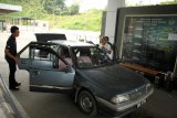 Seorang petugas Bea dan Cukai Entikong memeriksa mobil Malaysia di Pos Lintas Batas Negara (PLBN) Entikong di Kabupaten Sanggau, Kalbar, Sabtu (18/8). Pemeriksaan wajib oleh pihak Bea dan Cukai Entikong tersebut, untuk mencegah upaya penyelundupan barang ilegal seperti narkoba. ANTARA FOTO/HS Putra/jhw/18