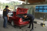 Dua petugas Bea dan Cukai Entikong memeriksa mobil Malaysia di Pos Lintas Batas Negara (PLBN) Entikong di Kabupaten Sanggau, Kalbar, Sabtu (18/8). Pemeriksaan wajib oleh pihak Bea dan Cukai Entikong tersebut, untuk mencegah upaya penyelundupan barang ilegal seperti narkoba. ANTARA FOTO/HS Putra/jhw/18