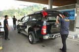 Tiga petugas Bea dan Cukai Entikong memeriksa mobil Malaysia di Pos Lintas Batas Negara (PLBN) Entikong di Kabupaten Sanggau, Kalbar, Sabtu (18/8). Pemeriksaan wajib oleh pihak Bea dan Cukai Entikong tersebut, untuk mencegah upaya penyelundupan barang ilegal seperti narkoba. ANTARA FOTO/HS Putra/jhw/18