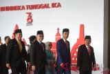 Presiden Joko Widodo (kedua kanan) didampingi Wakil Presiden Jusuf Kalla (kanan), Ketua MPR Zulkifli Hasan (kedua kiri) dan Ketua DPR Bambang Soesatyo (kiri) bergegas untuk menghadiri Sidang Tahunan MPR, di Kompleks Parlemen, Senayan, Jakarta, Kamis (16/8/2018).( ANTARA FOTO/Akbar Nugroho Gumay/wdy/2018) 