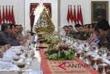 Presiden Joko Widodo (keempat kanan) menerima pengurus dan anggota Kamar Dagang Indonesia (Kadin) di Istana Merdeka, Jakarta, Senin (27/8). Pertemuan Presiden dengan para pengusaha itu salah satunya membahas kualitas pertumbuhan ekonomi. ANTARA FOTO/Hafidz Mubarak A/wdy/2018