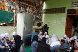 Sejumlah peserta Siswa Mengenal Nusantara (SMN) 2018 asal Jateng membuat prakarya dari bahan daur ulang di Rumah Sampah Rosella di Jalan Purnama, Pontianak, Kalbar, Jumat (17/8). ANTARA FOTO/Jessica Helena Wuysang/18