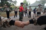 Sejumlah peserta Siswa Mengenal Nusantara (SMN) asal Sumatera Selatan mengikuti permainan (ice breaking) saat berkunjung ke Markas Komando Daerah Militer V/Brawijaya di Surabaya, Jawa Timur, Senin (13/8). Dalam kegiatan tersebut peserta mendapatkan materi wawasan kebangsaan yang diharapkan dapat menumbuhkan jiwa nasionalisme serta kedisiplinan para peserta SMN sebagai generasi muda yang menjadi bagian penting dari kekuatan pertahanan serta ketahanan NKRI. Antara Jatim/Moch asim/18.