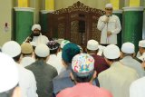 Wakil Wali Kota Banjarbaru H Darmawan Jaya Setiawan didampingi  Sekdako Banjarbaru H Said Abdullah MSi, saat menghadiri dan mengikuti kegiatan Gerakan Sholat subuh berjamaah yang di adakan di Masjid Agung Al Munawwarah Banjarbaru, Minggu (12/8 di imami sekaligus diisi dengan tausiah oleh Habib Alwi Bin Abdullah Alaydrus  dari Hadramaut, Yaman). Gerakan Sholat subuh berjamaah diikuti  masyarakat sekitar Masjid Agung Al Munawarah yang rutin digelar oleh Pemerintah Kota Banjarbaru.Foto: Antaranews Kalsel/hms/f