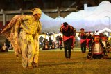 Seniman menampilkan tarian tradisional Guel pada malam pembukaan Pekan Kebudayaan Aceh (PKA) di stadion Harapan Bangsa, Banda Aceh, Aceh, Minggu (5/8). Tari Guel adalah salah satu tarian tradisional berasal dari suku gayo yang menggambarkan kegigihan dan memiliki nilai-nilai serta filosofi yang mewakili budaya masyarakat dataran tinggi di Provinsi Aceh. (ANTARA FOTO/Irwansyah Putra/pd/18)